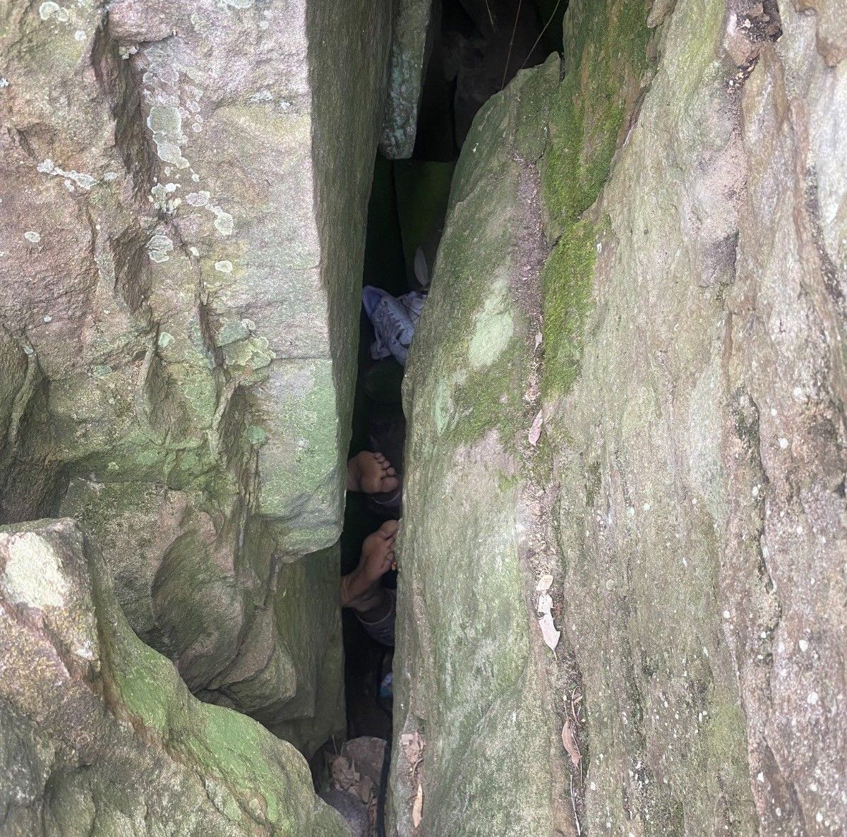 Atrapada de cabeza entre las rocas por querer tomarse fotografías