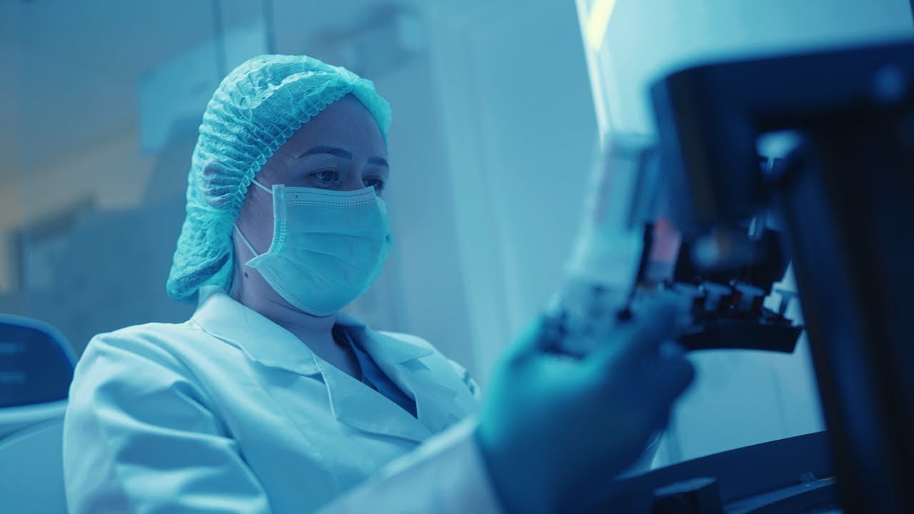 El bacteriólogo: Guerrero silencioso en la batalla contra el cáncer