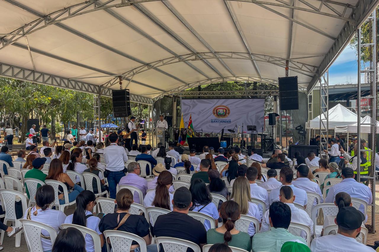 Gobernador Juvenal Díaz fortalece infraestructura educativa y vial en Santander