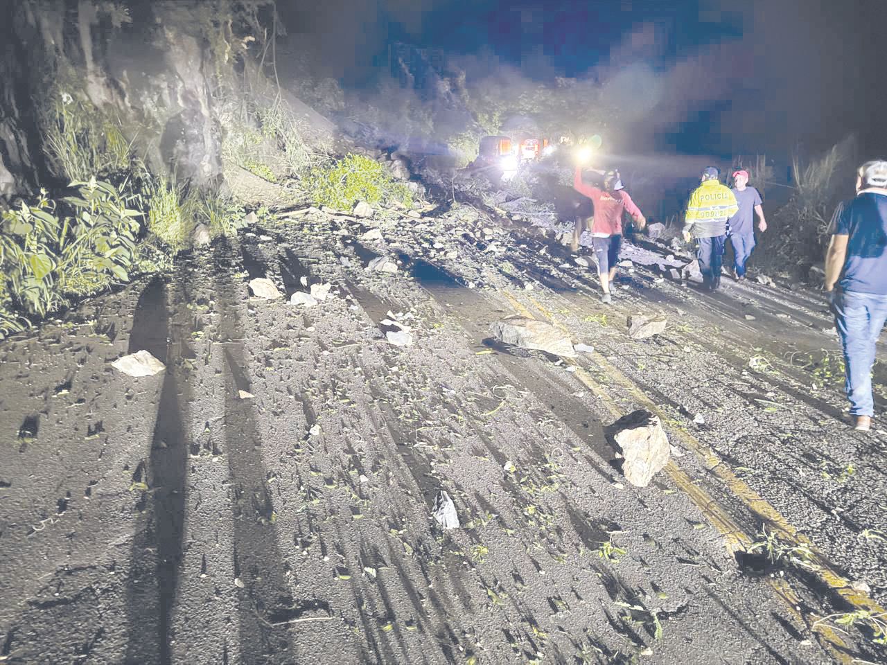 Despejada la vía entre San Gil y El Socorro tras gigantesco derrumbe