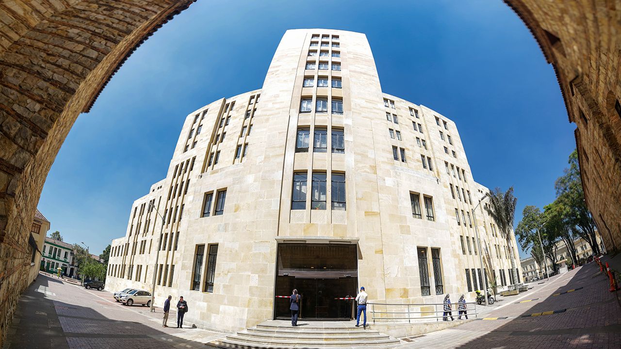 Fitch reafirma calificación crediticia de Colombia en BB+ con perspectiva estable