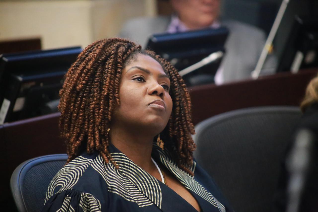 Dura crítica en el Congreso contra Francia Márquez por haber ejecutado el 2.2 % de las metas presupuestales en el Ministerio de la Equidad