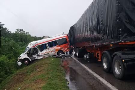 Triple choque casi termina con tragedia en la Troncal del Magdalena Medio