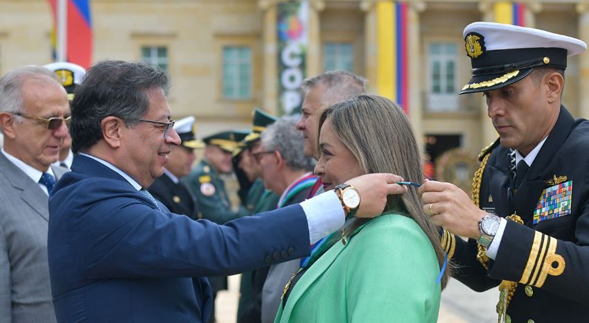 Petro condecoró a varios exguerrilleros del M-19 junto a Ejército y Policía