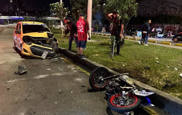 Imprudente chocó un taxi durante caravana de Halloween