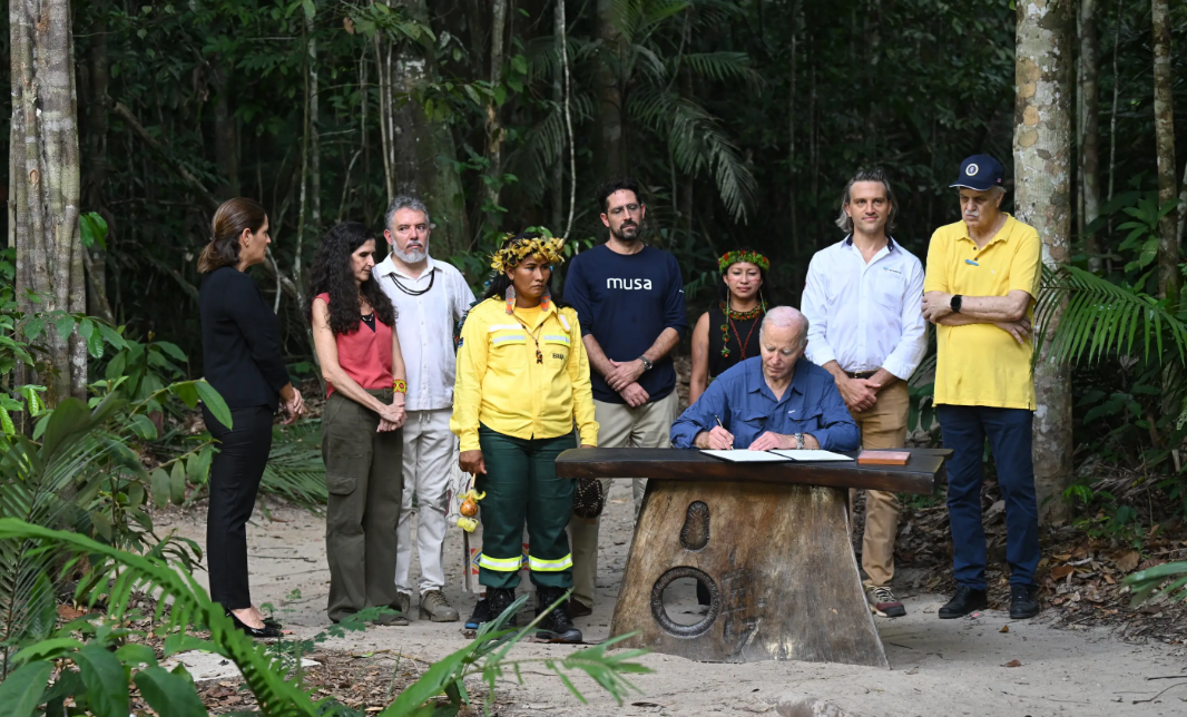 "La revolución energética es irreversible", afirmó Biden durante su visita a la Amazonía