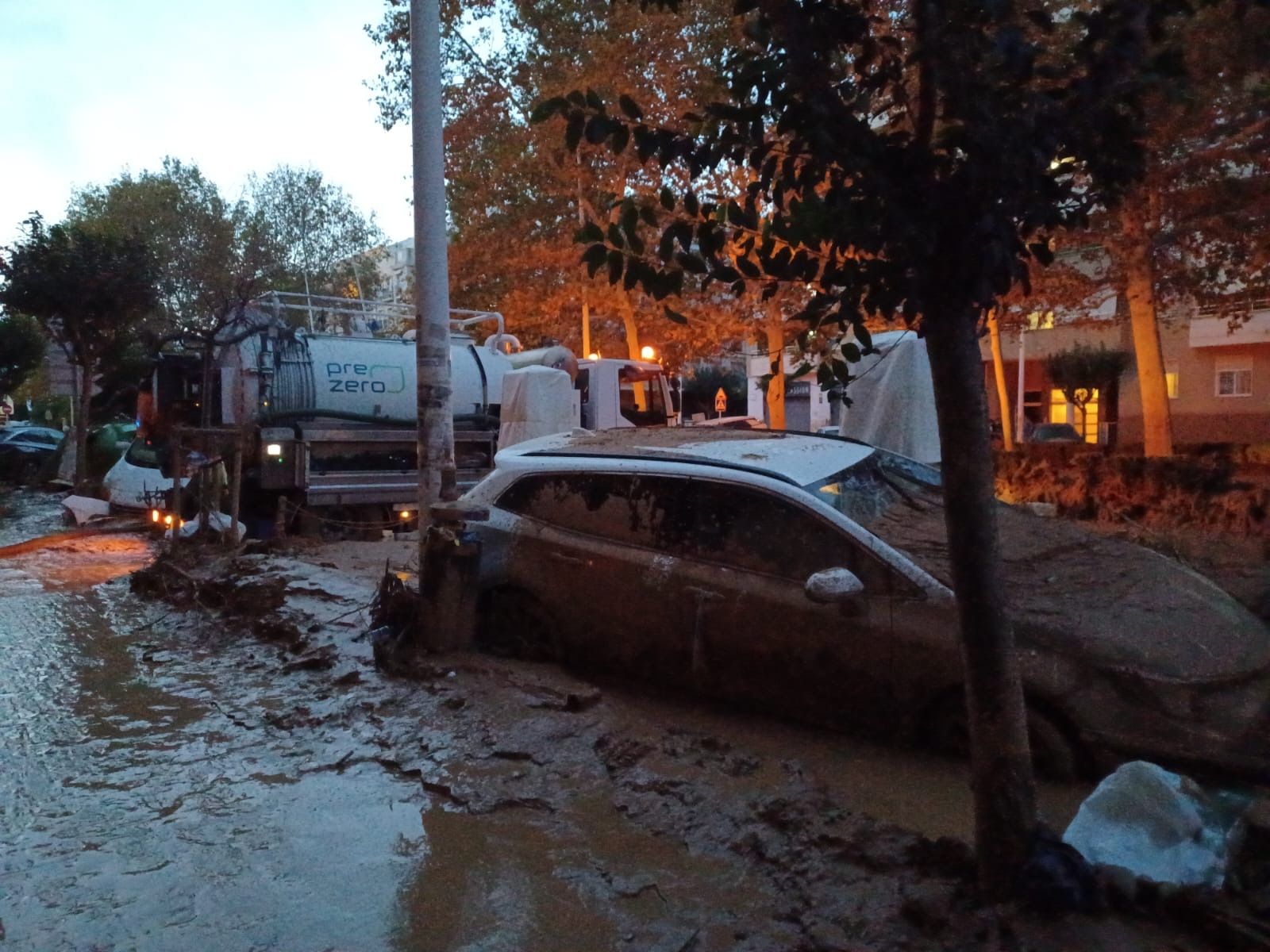 España declara zona de emergencia y moviliza miles de efectivos a Valencia