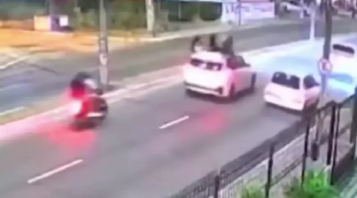 VIDEO. Influencer falleció tras caer del auto y ser atropellada