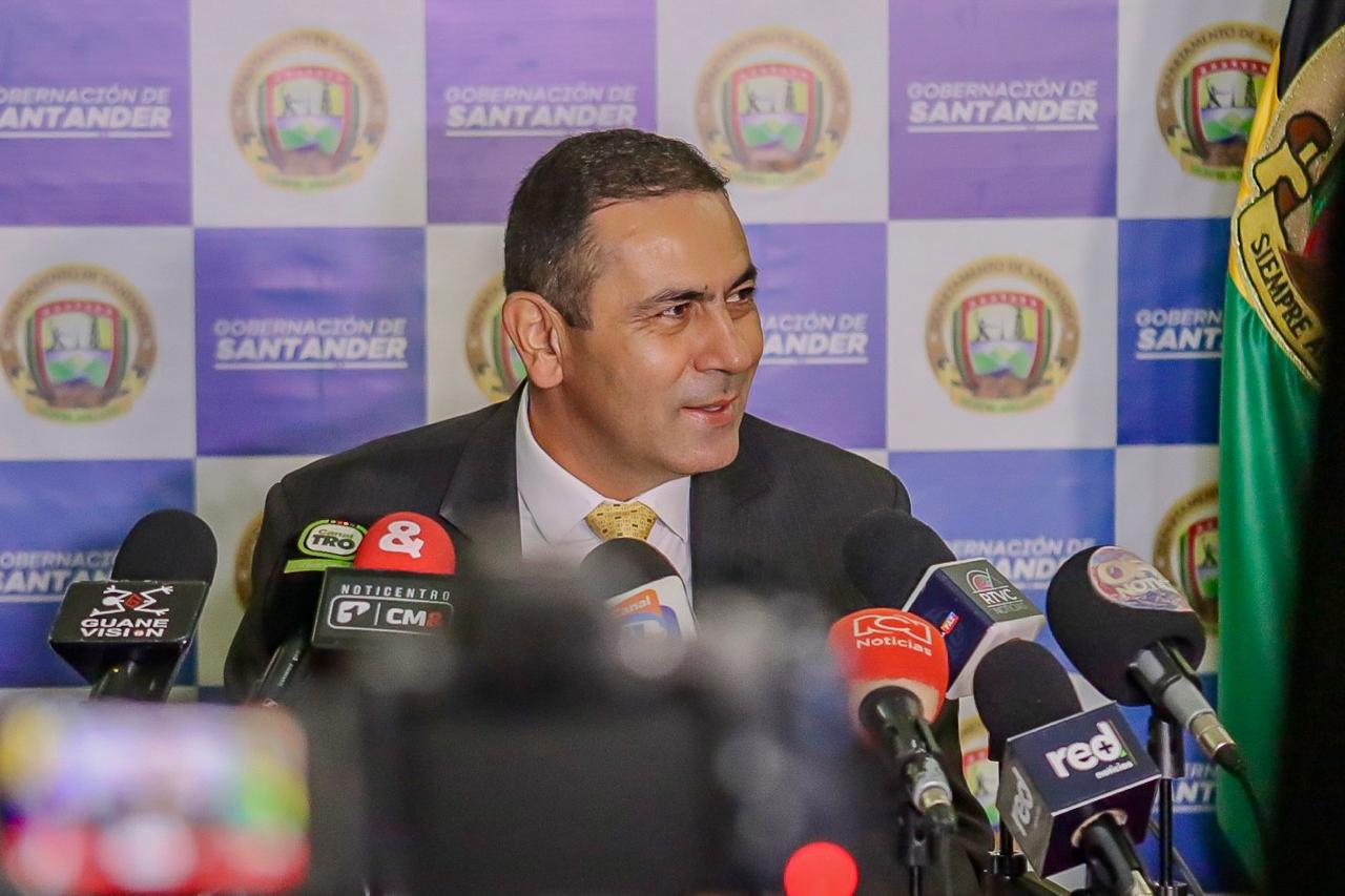 Gobernador de Santander presenta acciones contra licor adulterado y avances en infraestructura vial