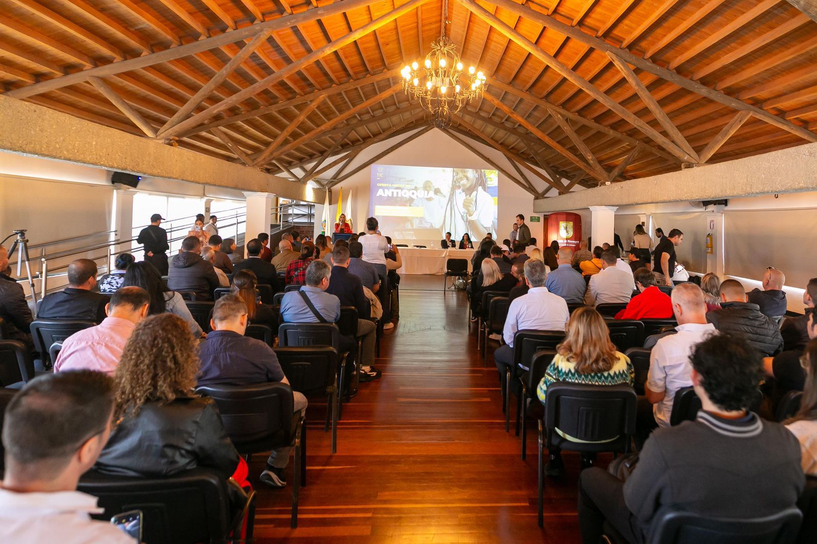 Rionegro y el Oriente Antioqueño mejorarán su conectividad con fibra óptica y 5G