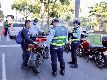 Agentes de tránsito deben recibir remuneración por turnos de disponibilidad, aunque no se haya prestado efectivamente el servicio durante esos turnos