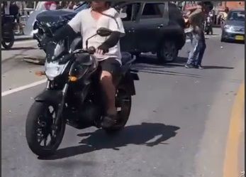 VIDEO: ¿Con la botella en la mano?: la reacción del ocupante de un carro tras chocar contra un separador en Santander