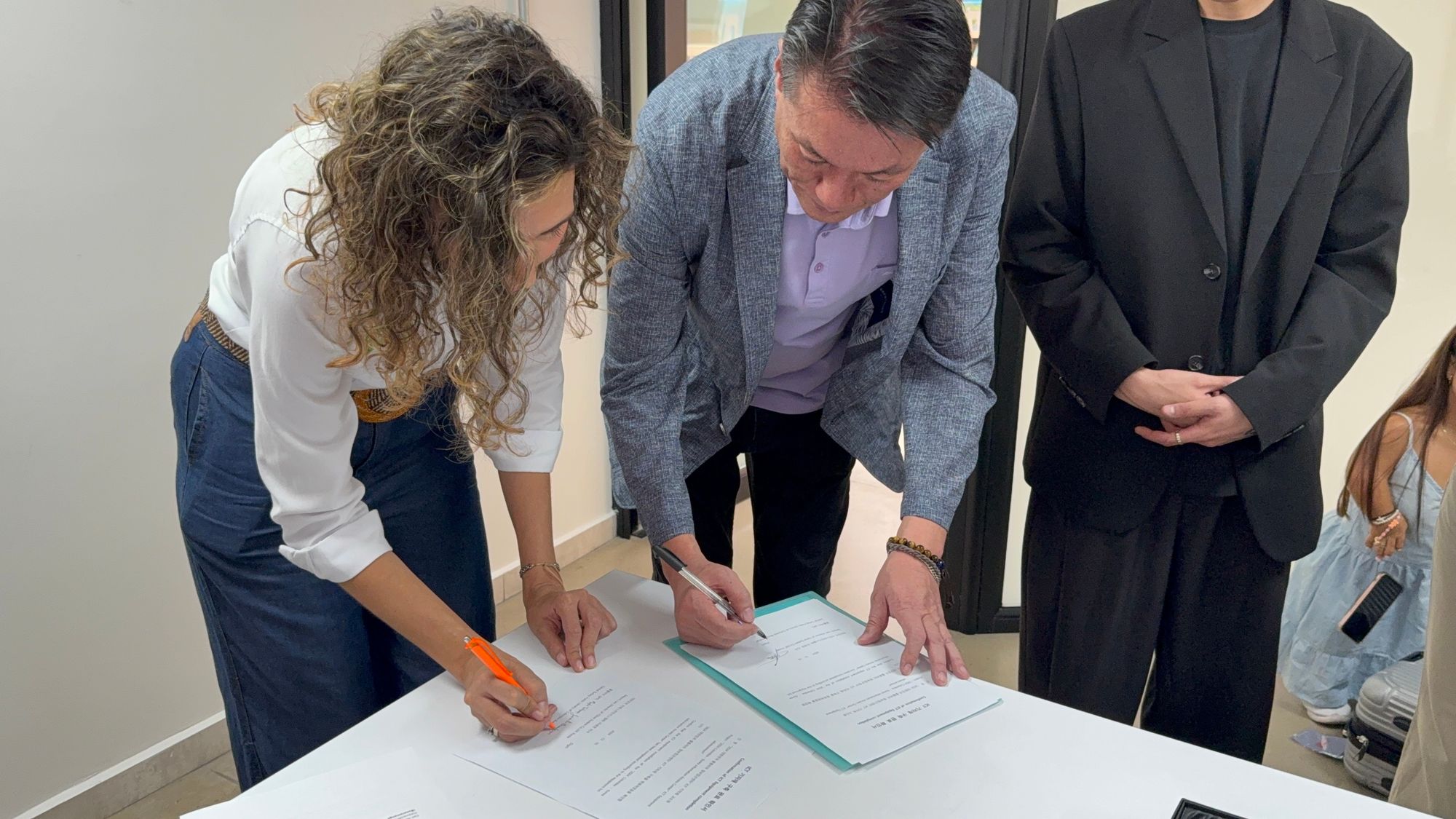 Bucaramanga recibe $380 millones de pesos en donación de equipos digitales