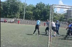 (VIDEO) Increíble: padres agarraron a trompadas al arbitro que pitaba el partido de sus hijos