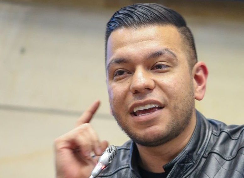 Senador Jota Pe Hernández celebra la finalización de curules gratis a las Farc