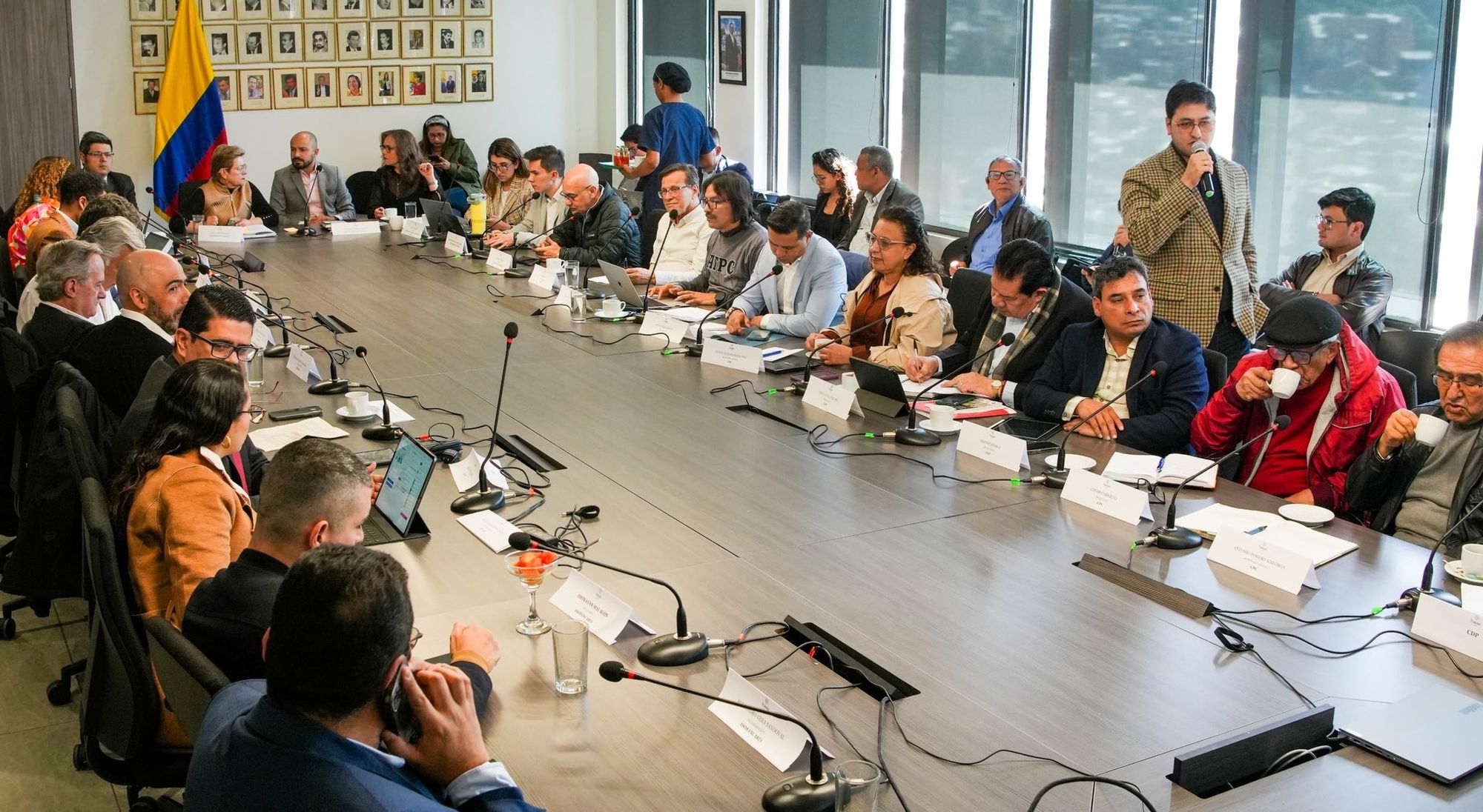 Sindicatos proponen aumento del 12% en el salario mínimo para 2025