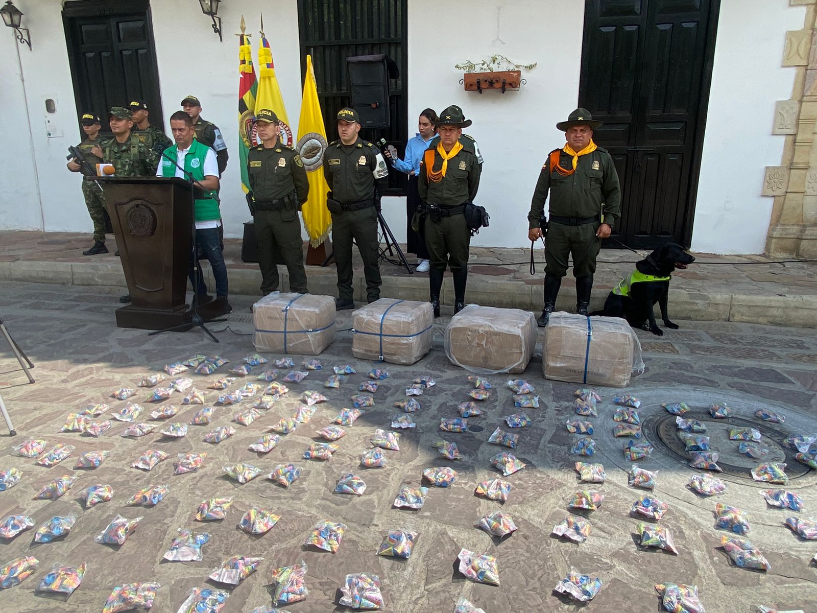 Masiva incautación de pólvora camuflados en una encomienda en Girón