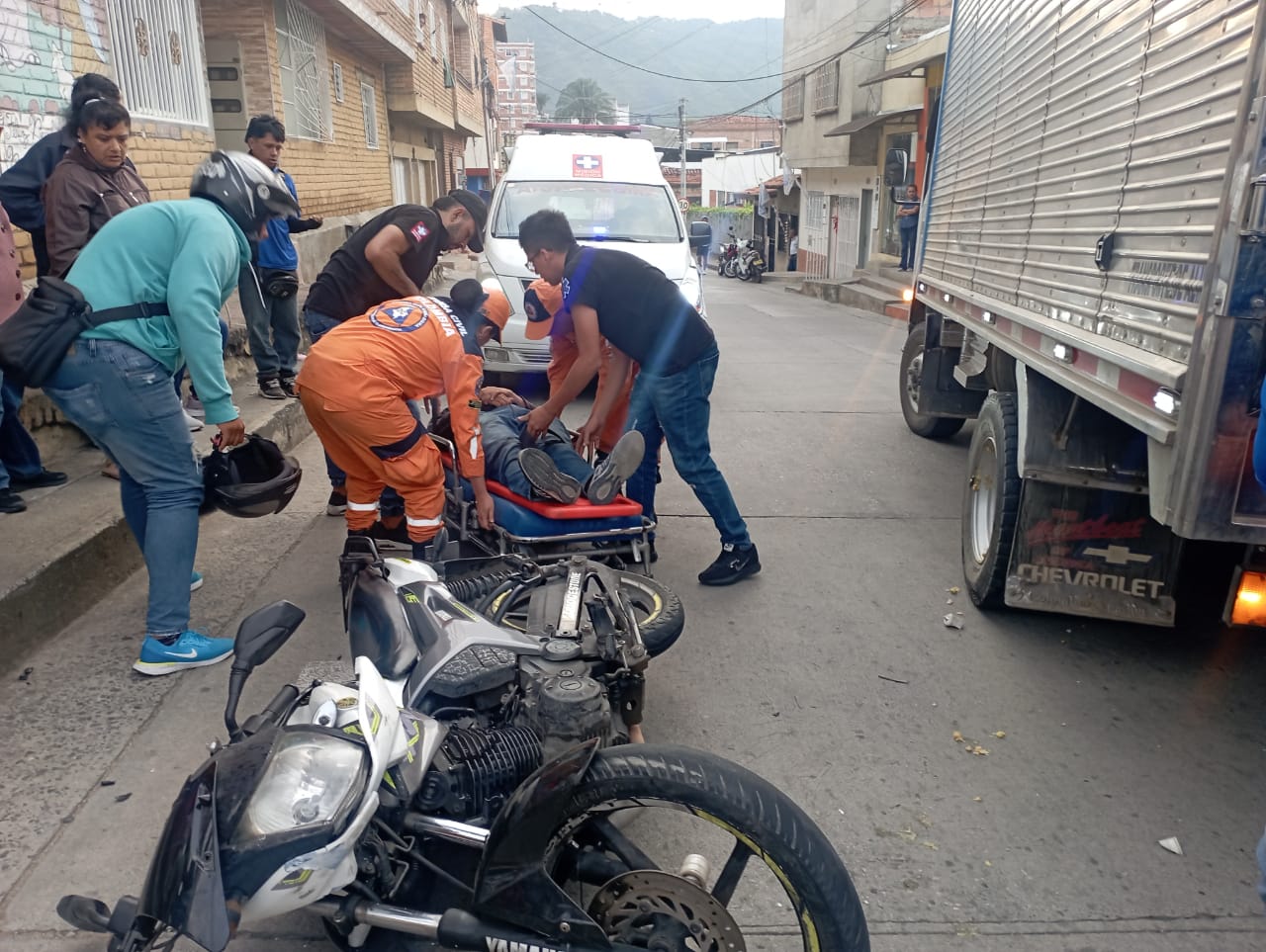 Defensa civil de San Gil atendió a motorizado accidentado