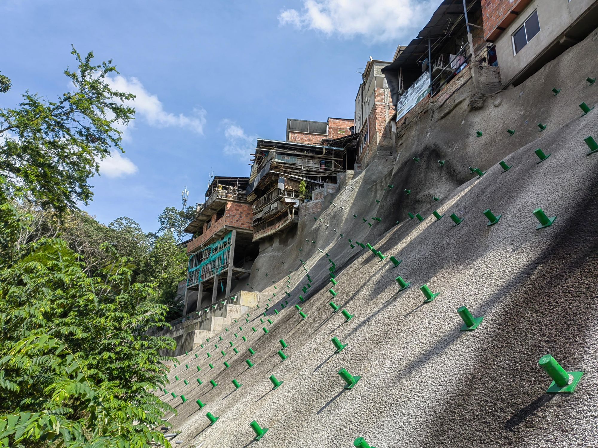 Obra de mitigación protege a 7.400 habitantes del Barrio Cordoncillos II