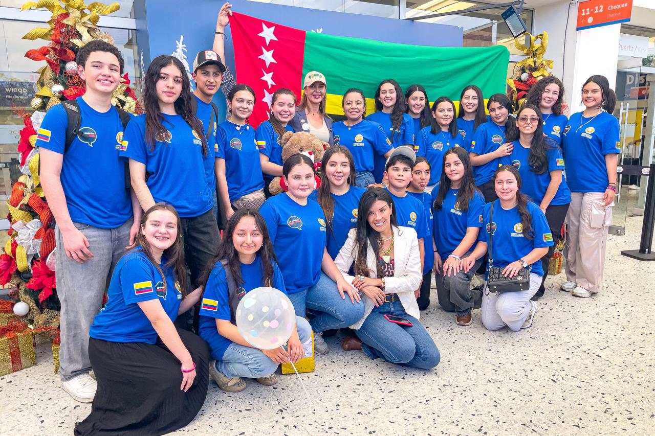 Santander avanza hacia el bilingüismo: Estudiantes y docentes regresan del programa en el Reino Unido