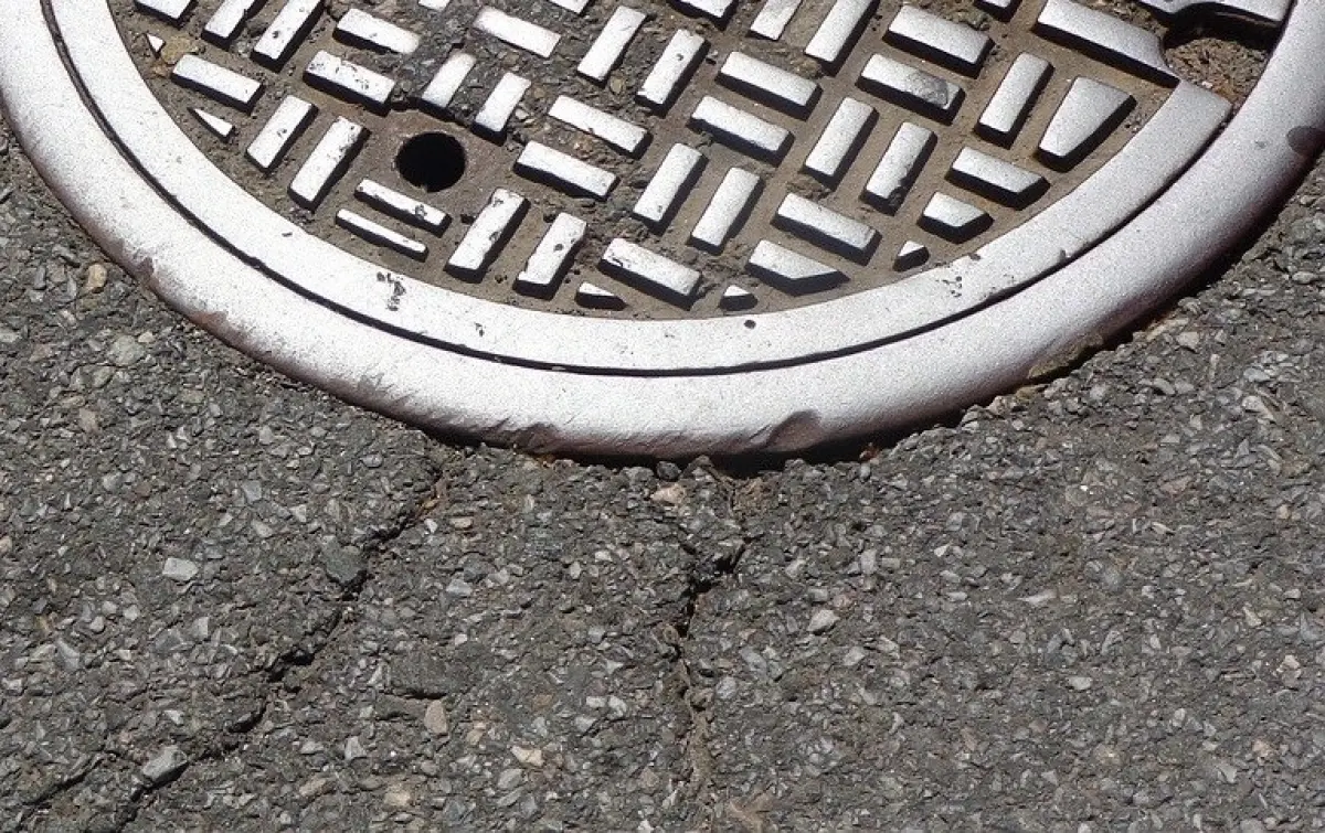 Critican a autoridades por alcantarillas abiertas tras tragedia infantil en Indonesia