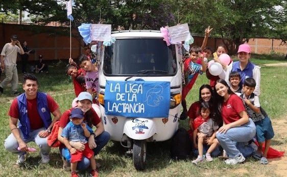 Lactancia materna y paz, en comparsa por Los Colorados