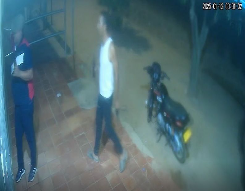 (VIDEO) Mientras pagaba unas cervezas un amigo lo acribilló a tiros por la espalda