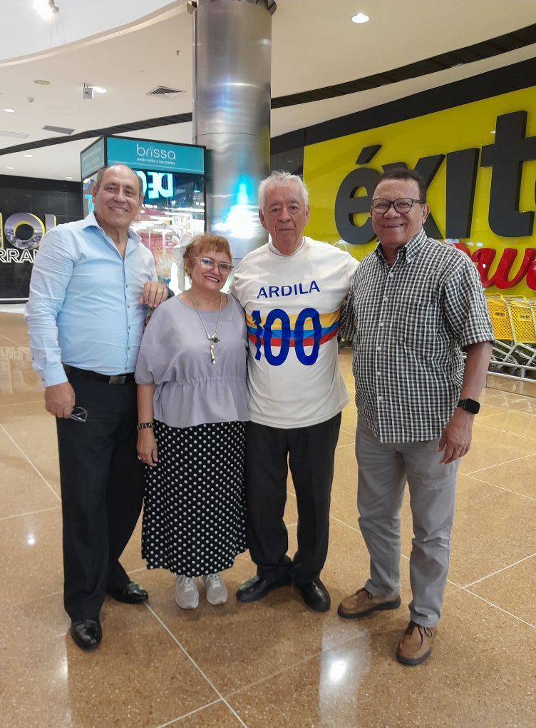 Carlos Ardila Rodríguez celebra su descubrimiento número 100 de una nueva especie de pez