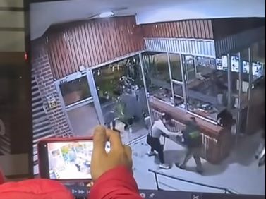 (VIDEO) Mujer sorprendida robando fue liberada a la fuerza por sus compinches
