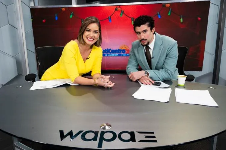 Bad Bunny se une al equipo de NotiCentro para presentar el noticiero matutino