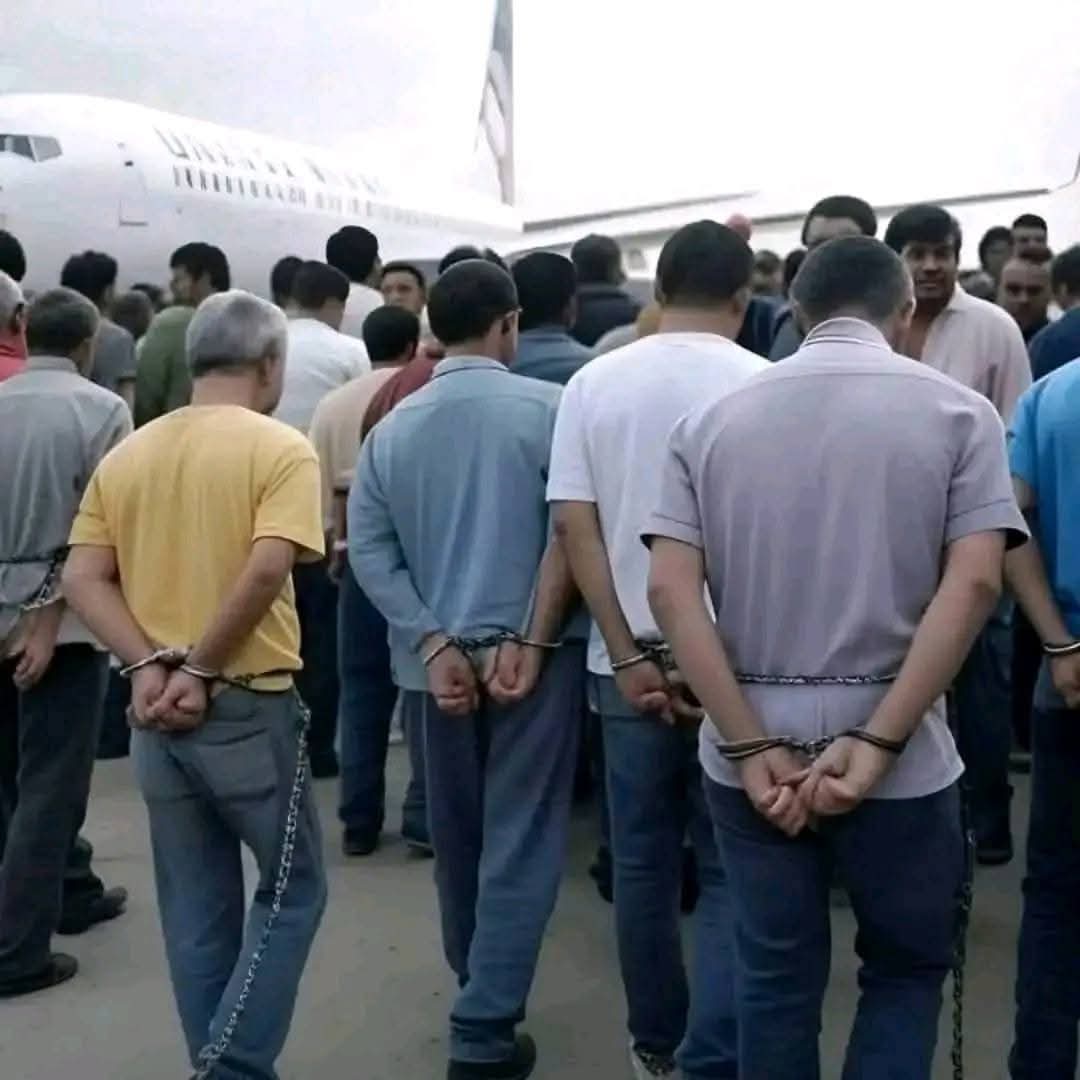 Encadenados como criminales son deportados miles de ciudadanos desde Estados Unidos