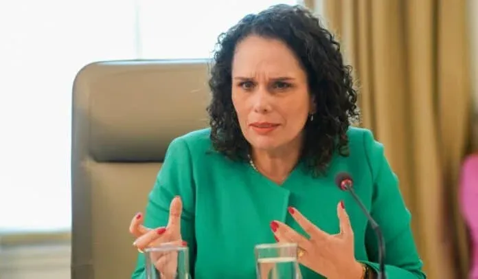 Renuncia de María Constanza García genera incertidumbre en el sector transporte