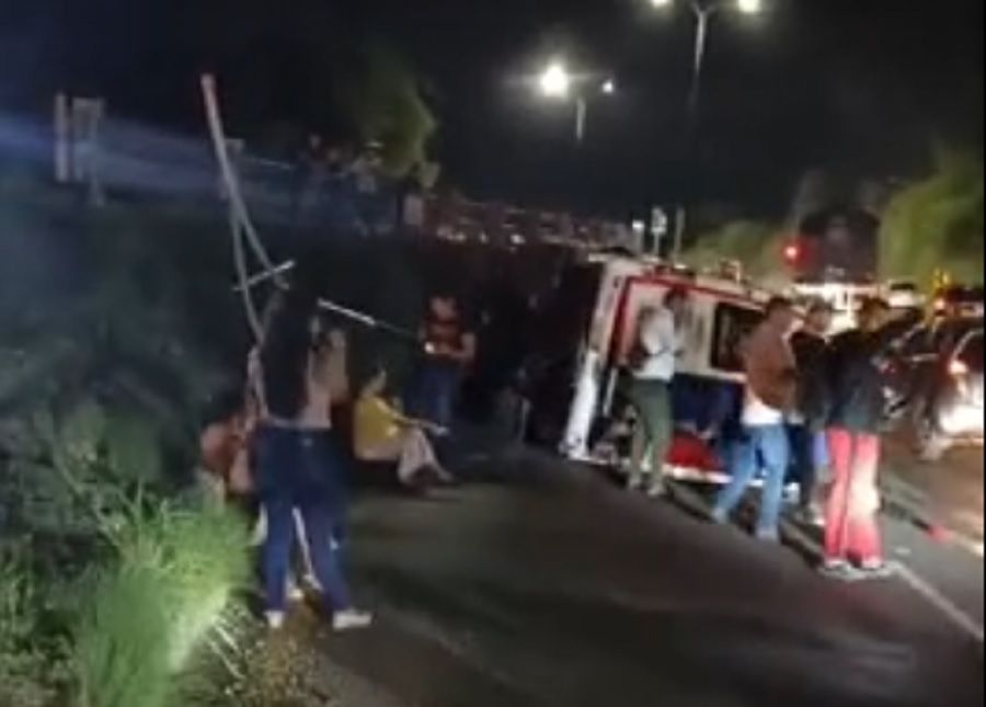 Volcamiento de buseta en la 'Curva del Presidente' deja heridos en Girón