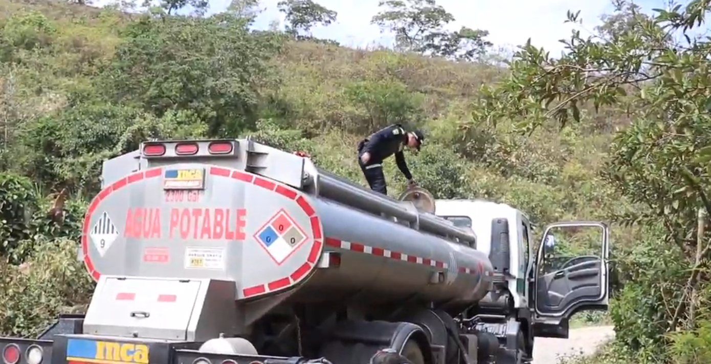 Policía refuerza suministro de agua en Los Santos y San Benito