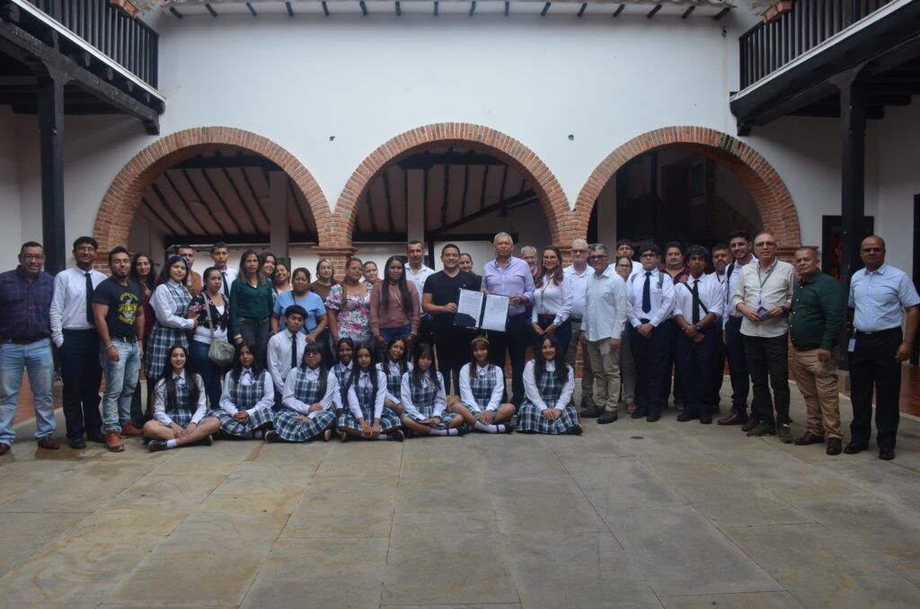 Estudiantes de Girón recibirán doble titulación antes de graduarse