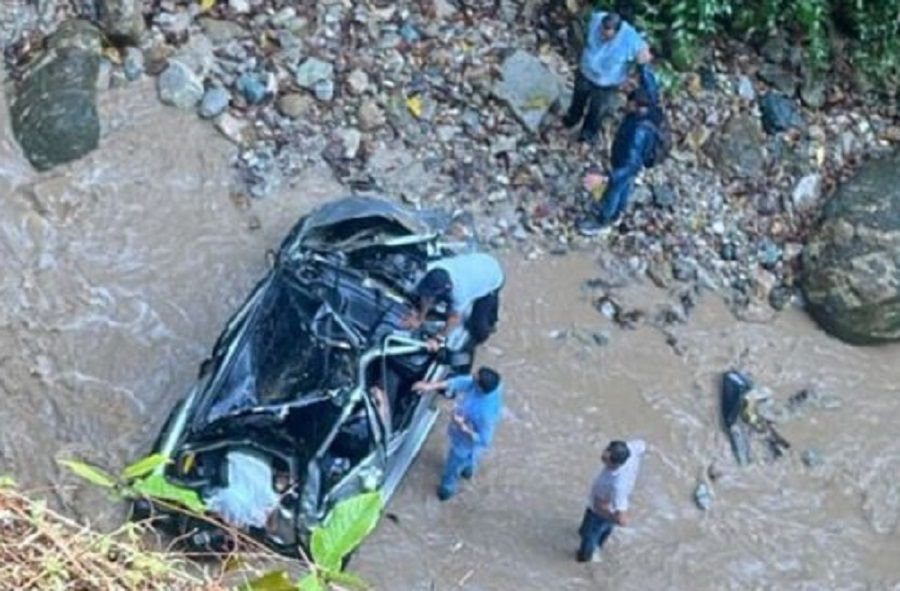 Muere conductor tras rodar en su vehículo por un precipicio en la vía Rionegro – El Playón