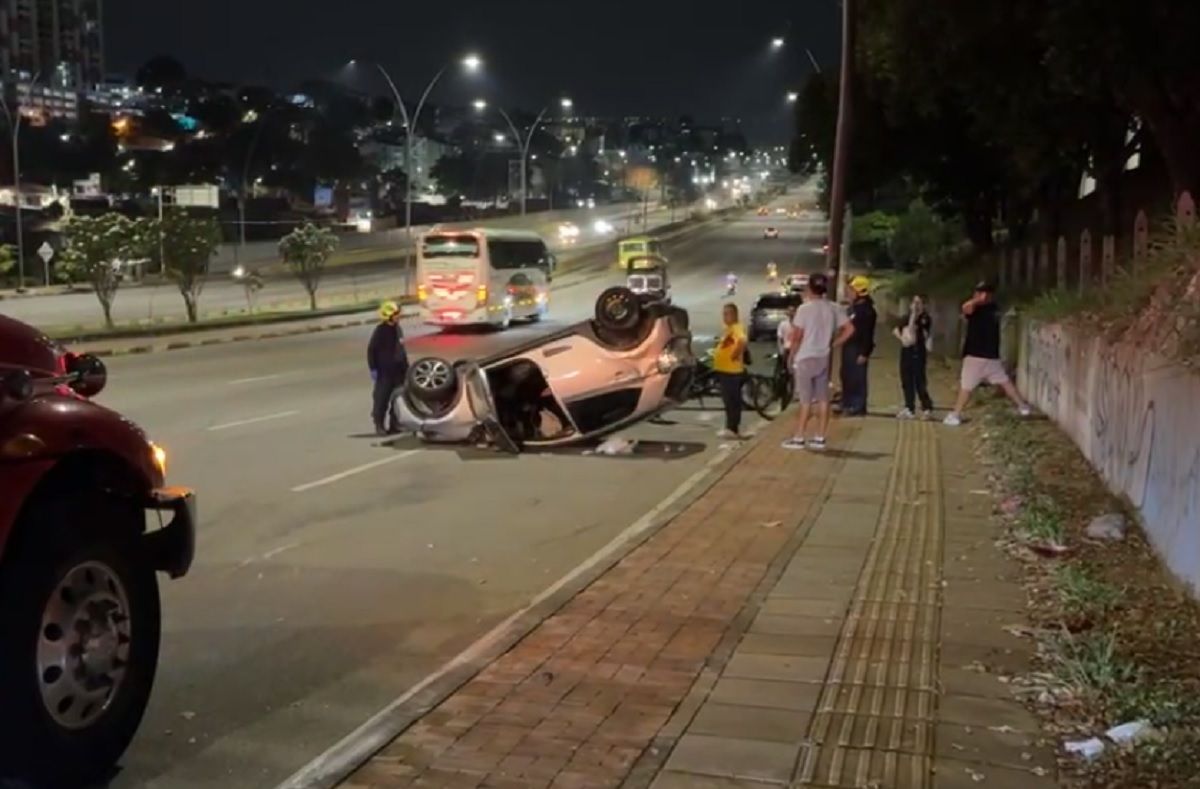 Conductor pierde el control y vuelca su vehículo en el Viaducto García Cadena