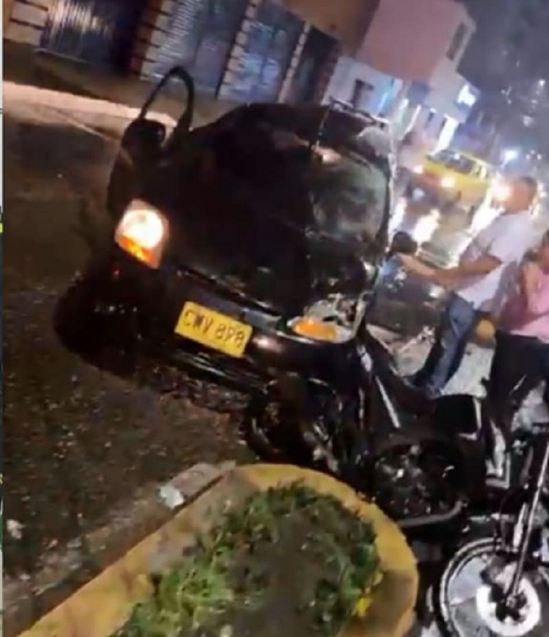 Ebrio embistió a motociclistas y se salvó de ser linchado