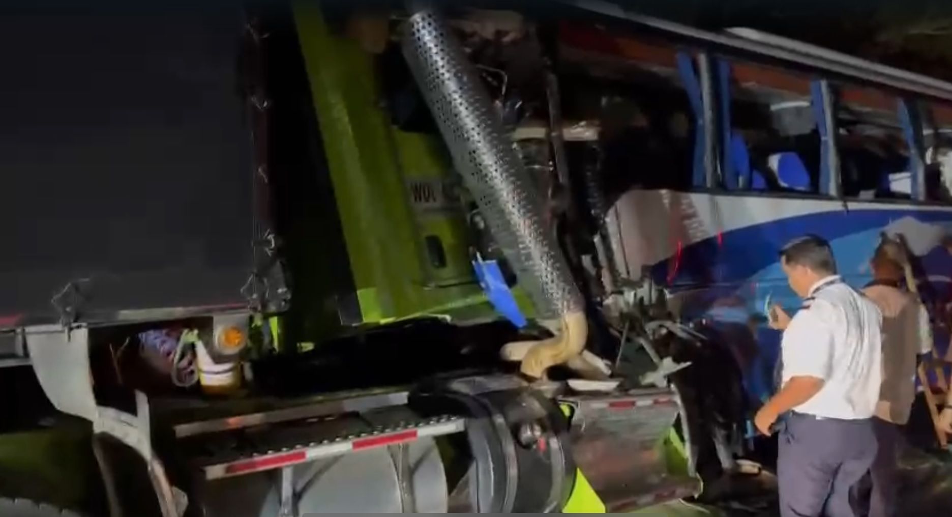 VIDEO. Trágico accidente en Los Lirios deja tres muertos y más de 25 heridos