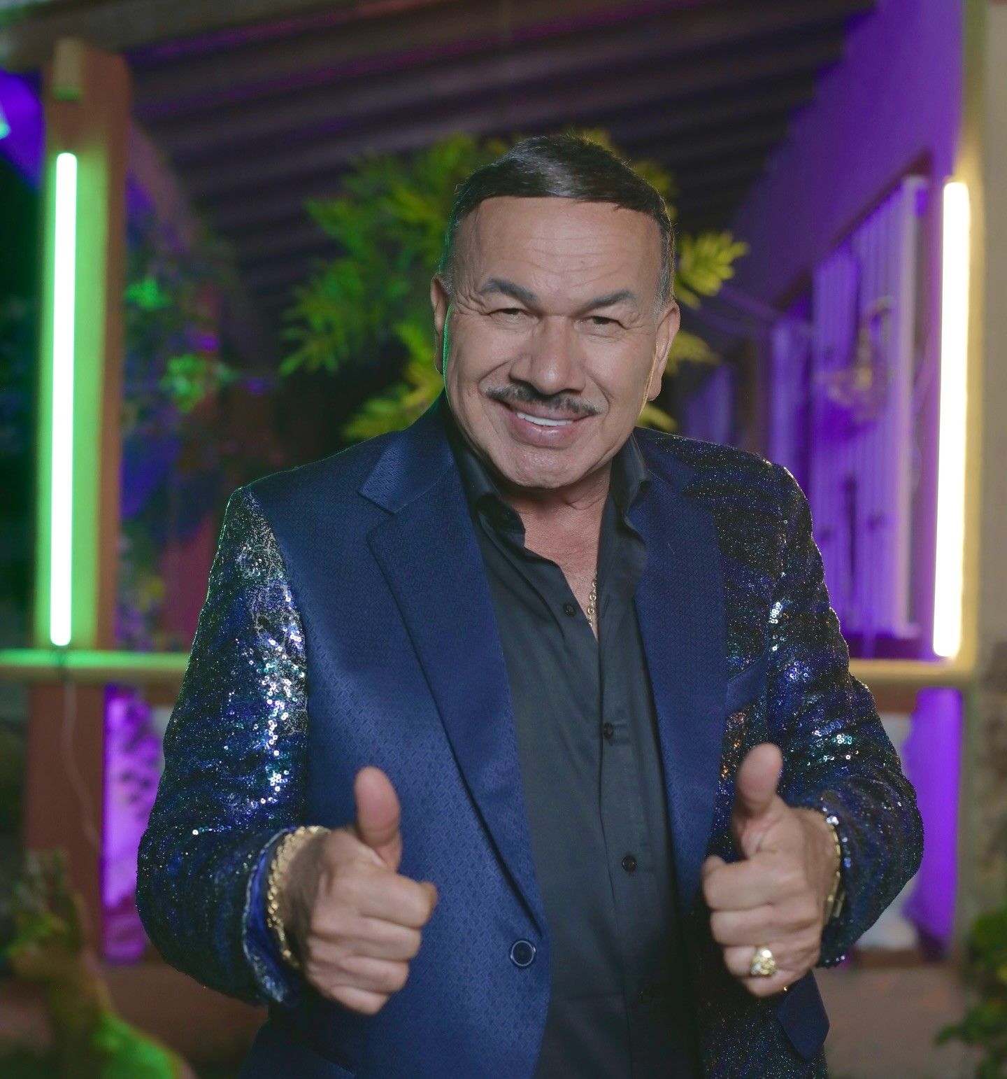 El Charrito Negro le canta a las mujeres interesadas