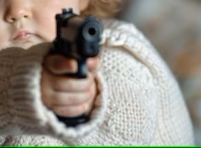 ¿Cómo terminó una niña de ocho años disparando un arma de fuego a otra menor 2 añitos? La policía investiga