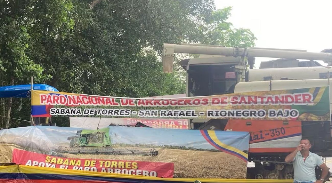 La antigua Ruta del Sol sigue bloqueada por arroceros santandereanos sumados al paro nacional