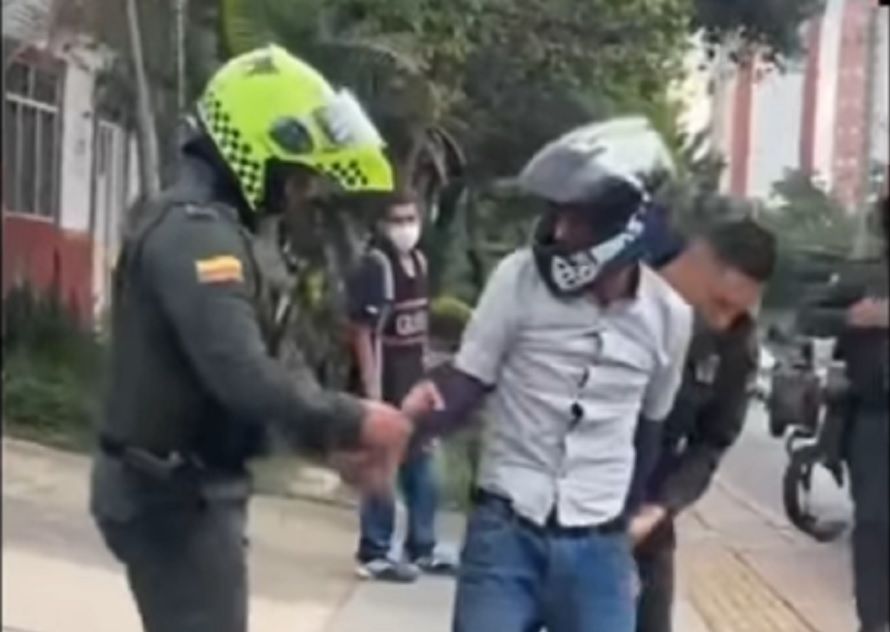 Hombre amenazó a agentes de tránsito con un 'arma' que resultaron ser dos rosas