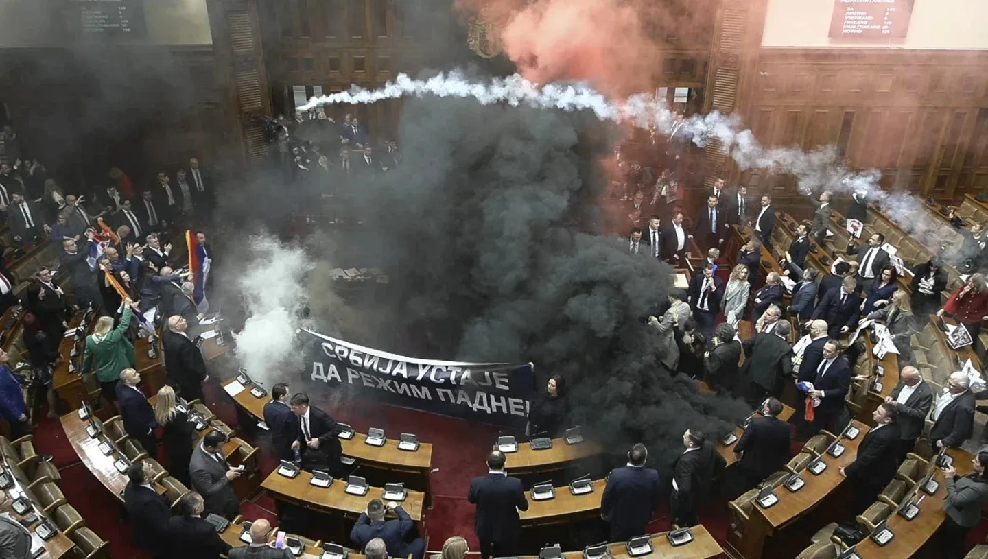 Tres diputados heridos por bombas de humo y bengalas