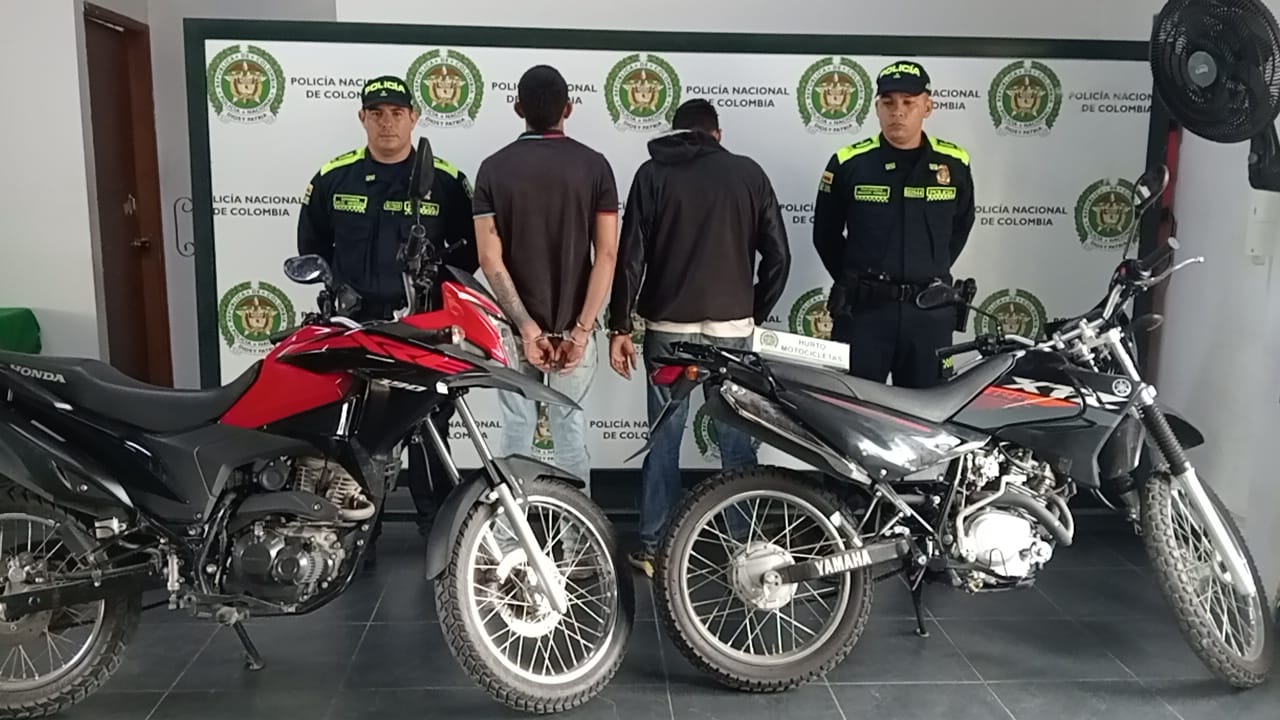Dos ‘jaladores’ atrapados con las manos en las motocicletas