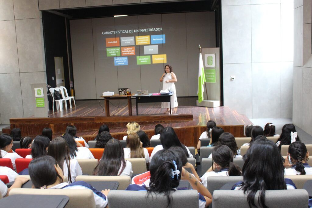 Científicas inspiran a 450 estudiantes de Santander
