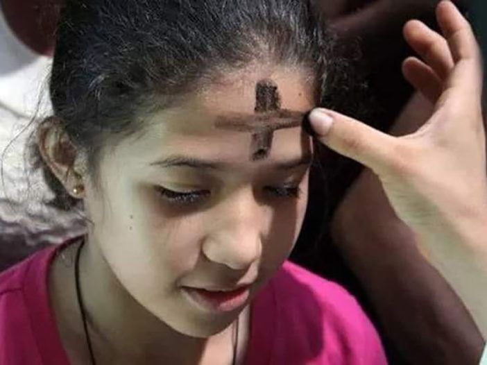 ¡Comenzó la Cuaresma! Millones de fieles reciben la cruz de ceniza