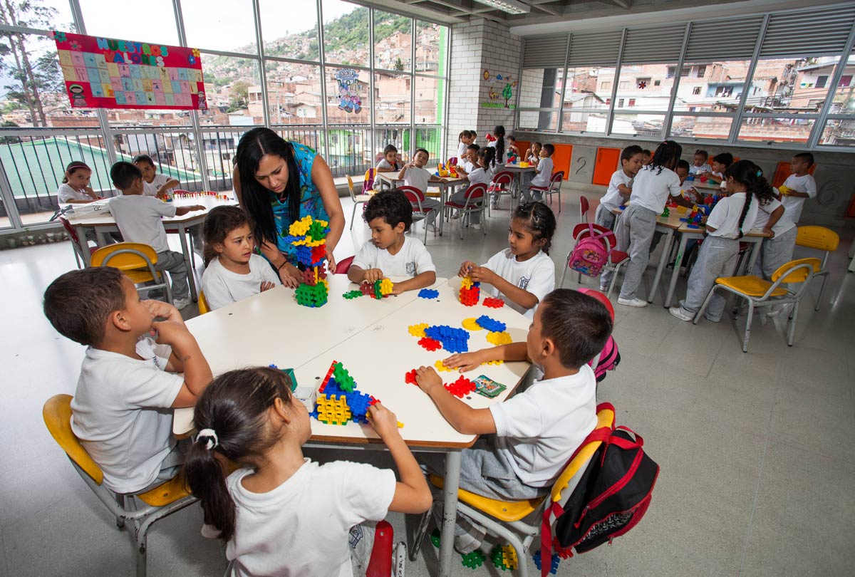 Gobierno expide decreto que redefine la jornada laboral docente en Colombia