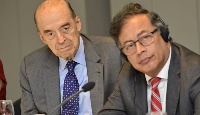 Exministro Álvaro Leyva prepara libro contra Petro