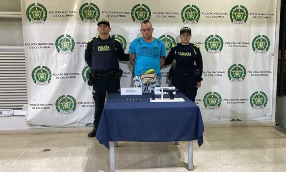 Se creyó en el Lejano Oeste y empezó a disparar al aire